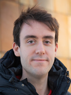 En person med kort hår