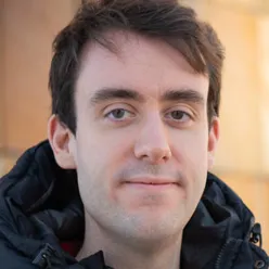 En person med kort hår