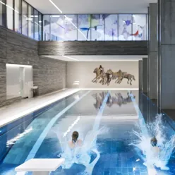 To barn hopper ut i et svømmebasseng