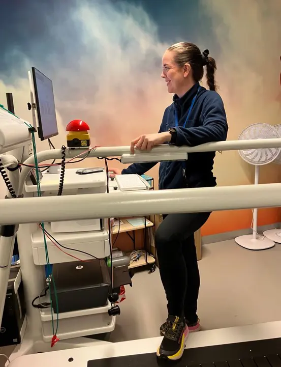 En person som trener på tredemølle