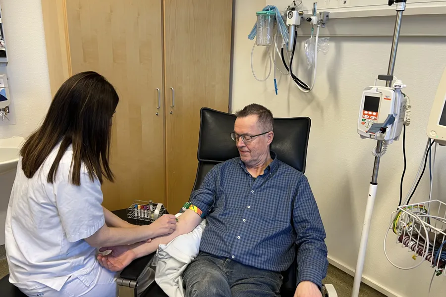 En mann og en kvinne i et rom med medisinsk utstyr