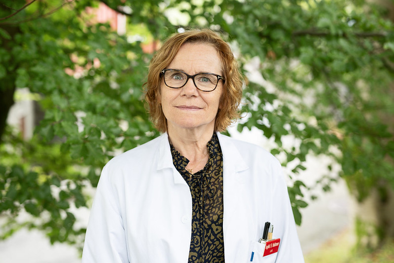 Kvinne i hvit frakk