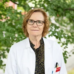 Kvinne i hvit frakk