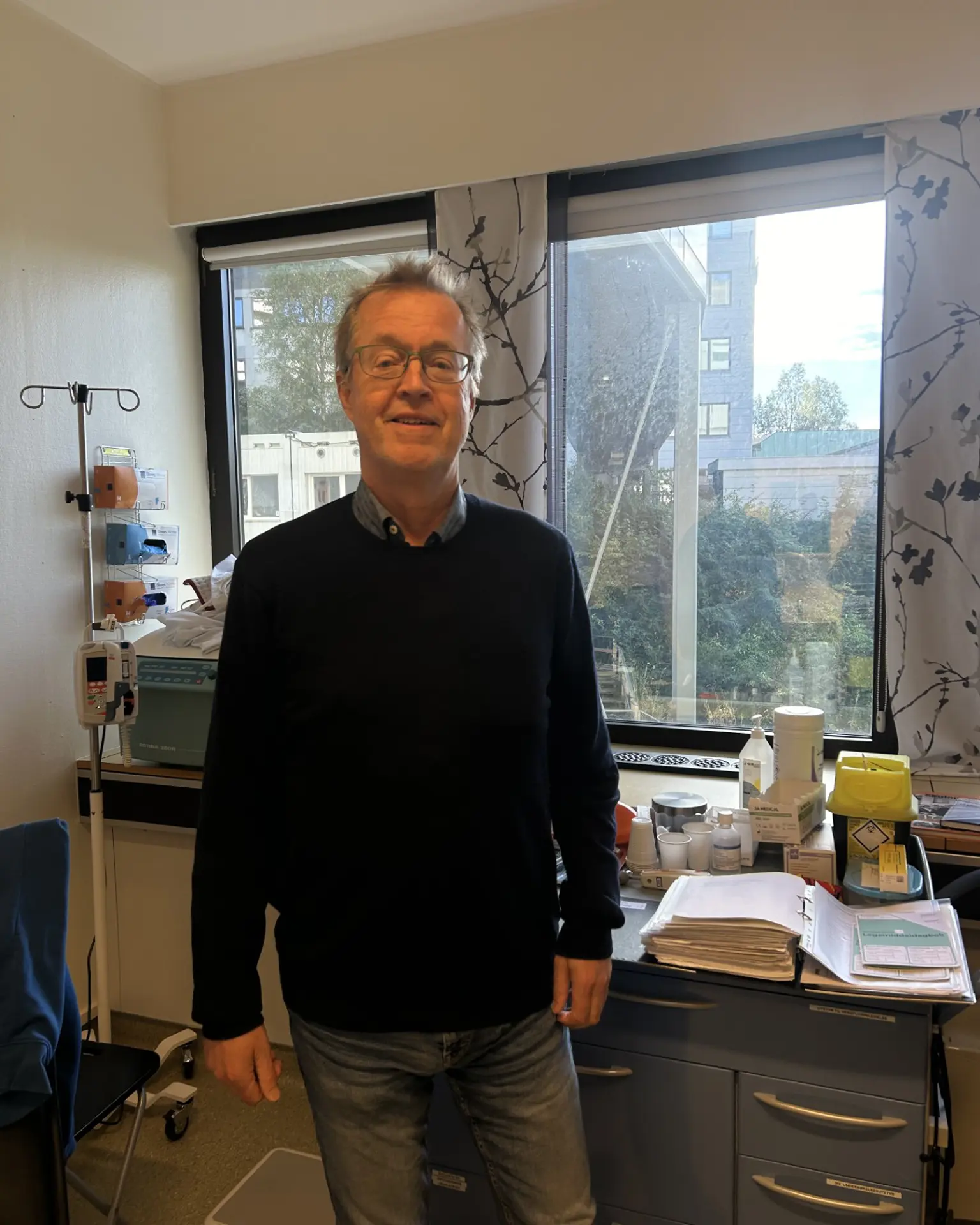 En mann som står i et rom