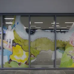 Et vindu med malt kunst