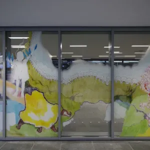 Et vindu med malt kunst