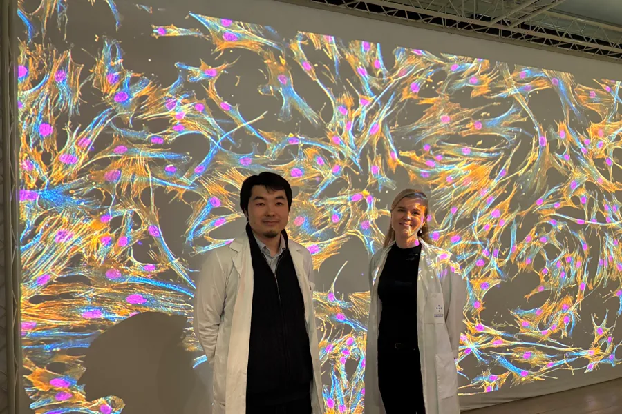 Shuntaro Yamada and Elise Aasebø in front of a screen