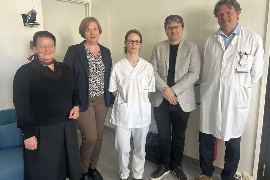 En gruppe mennesker som poserer for et bilde