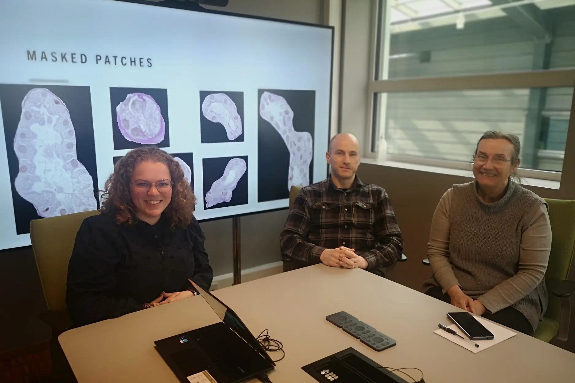 En gruppe mennesker som sitter ved et bord