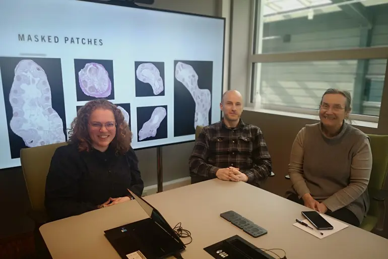 En gruppe mennesker som sitter ved et bord
