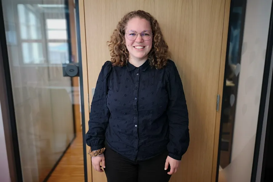 En person med krøllete hår