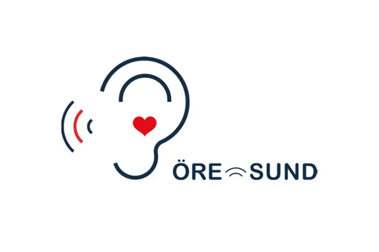 Logo. Illustrasjon av omrisset til et øre med et rødt hjerte midt i øre, og teksten öre og sund.