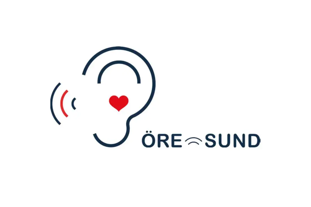 Logo. Illustrasjon av omrisset til et øre med et rødt hjerte midt i øre, og teksten öre og sund.