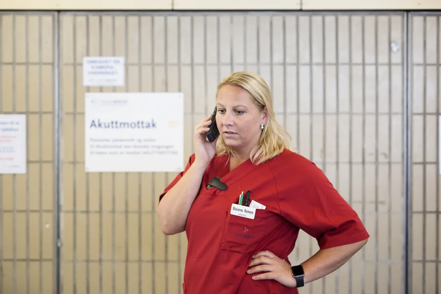 Dame som snakker i telefonen