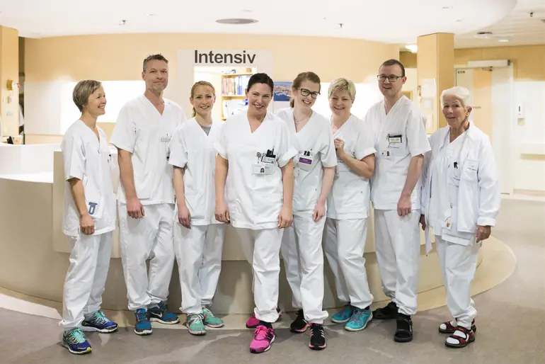 Ansatte i hvit uniform i hjertet av Intensivavdelingen