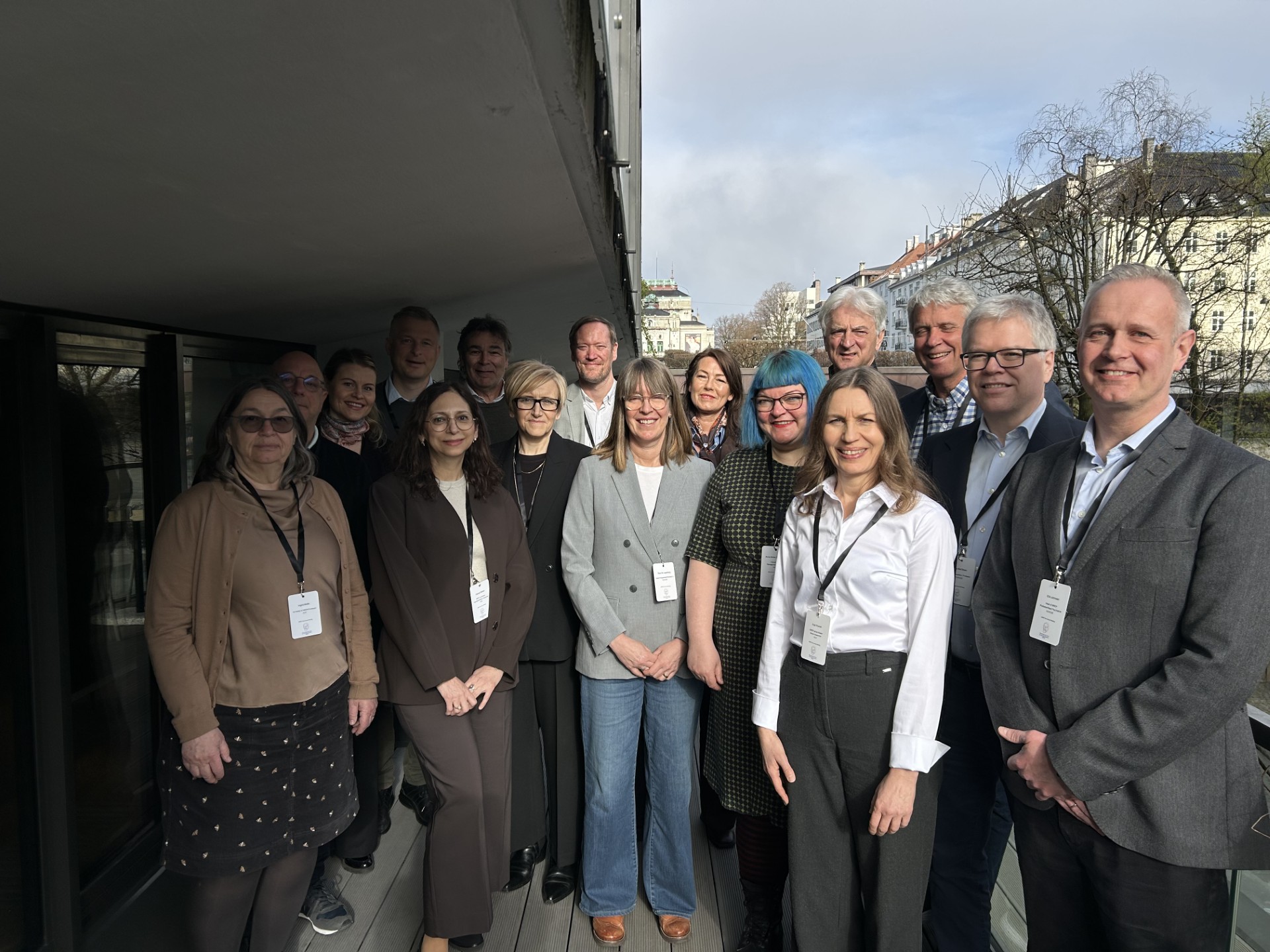 En gruppe mennesker som poserer for et bilde