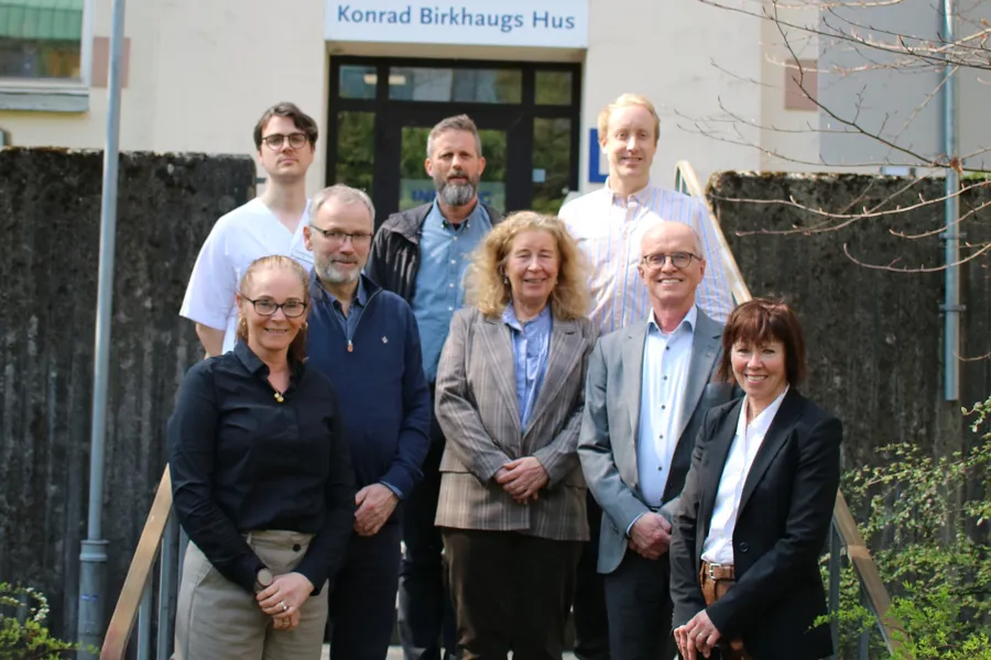 En gruppe mennesker som poserer for et bilde