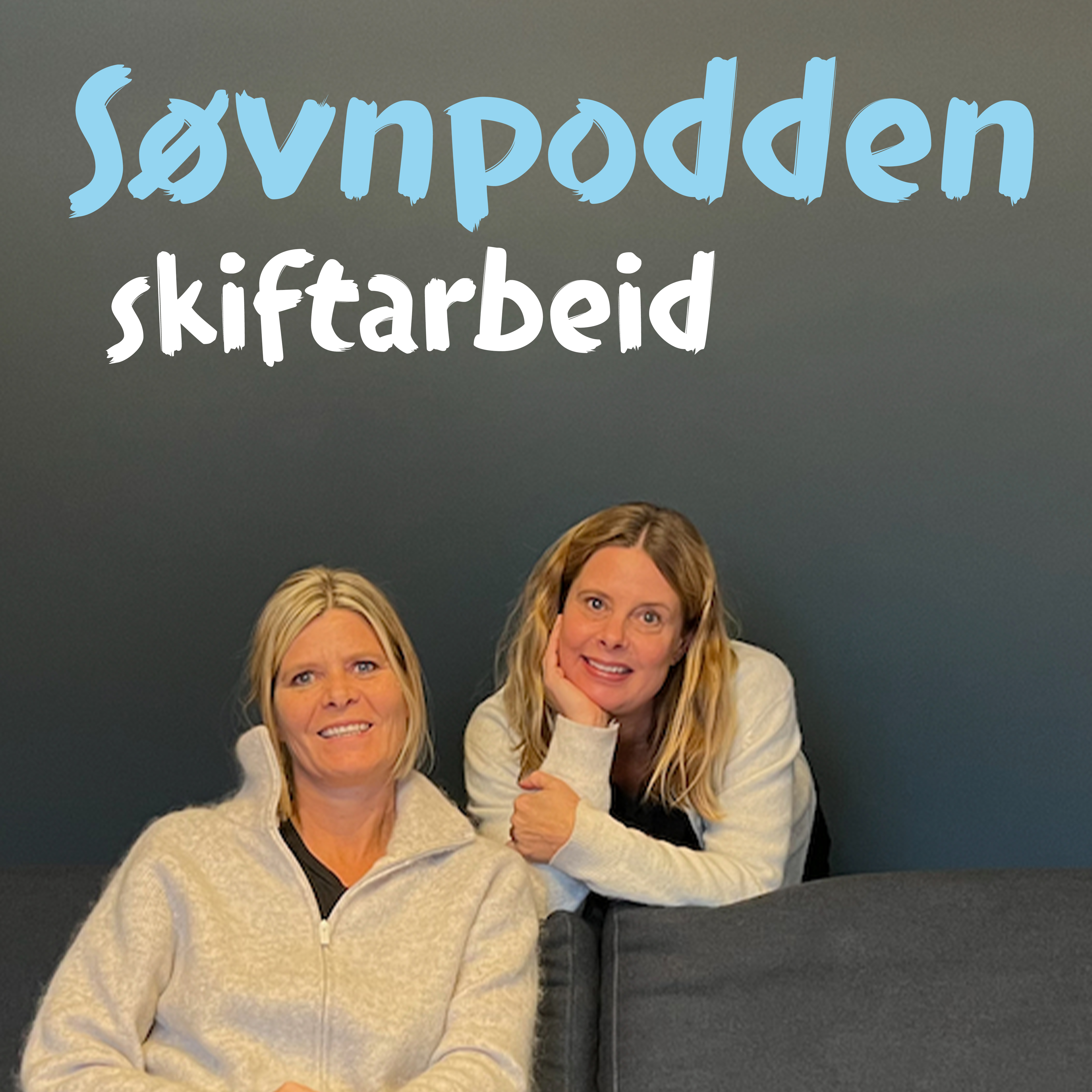 To kvinner som sitter på en sofa