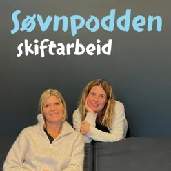 To kvinner som sitter på en sofa