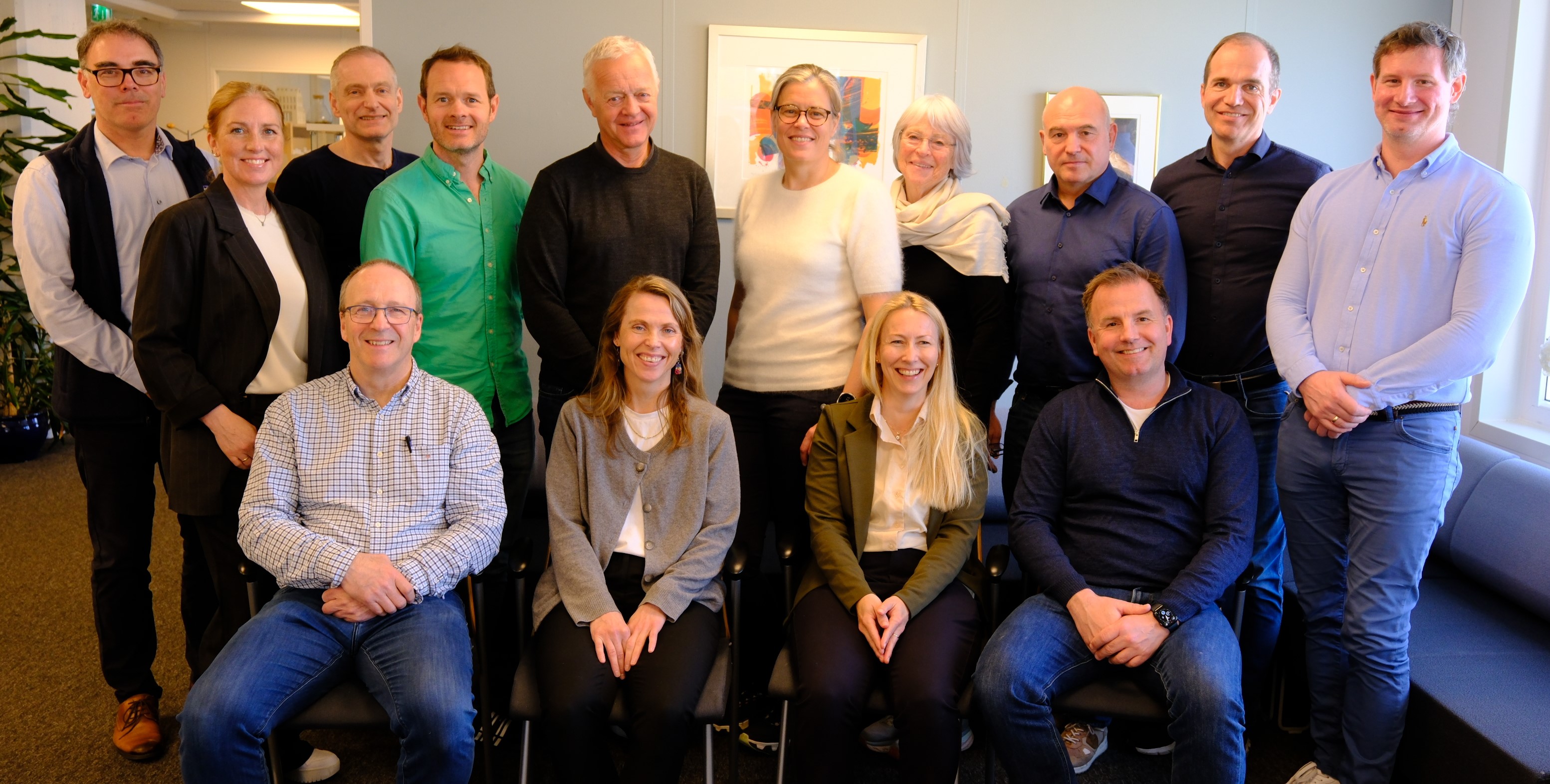 En gruppe mennesker som poserer for et bilde