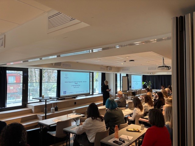 En gruppe mennesker i et rom