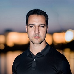 En mann i svart skjorte