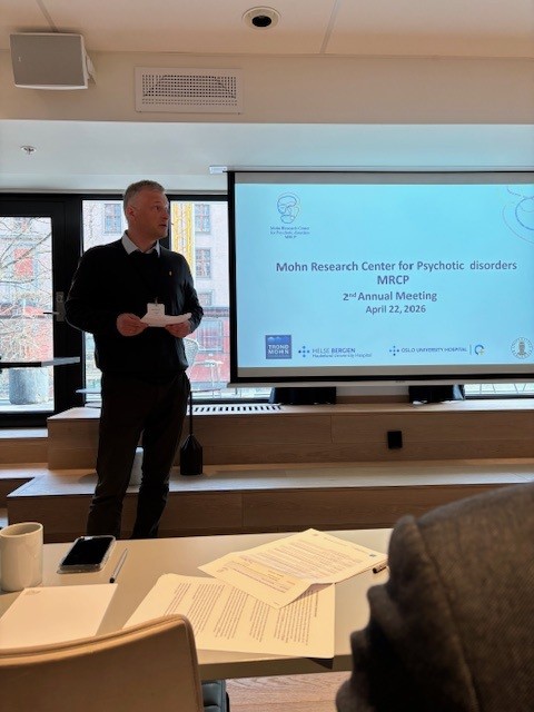 En mann som står foran en projektorskjerm