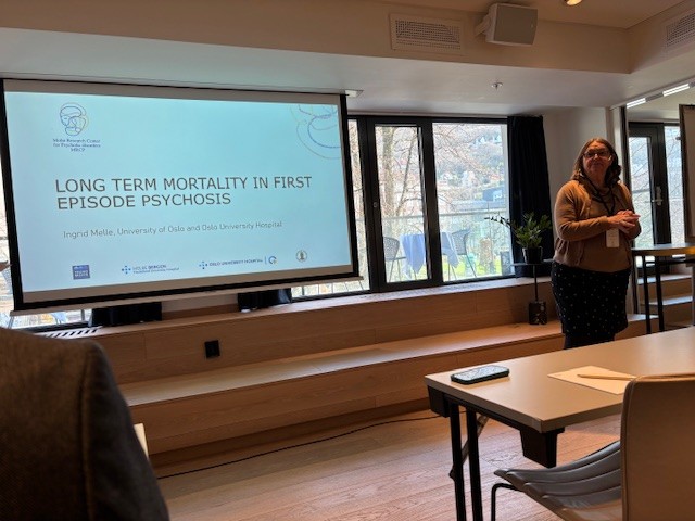 En person som står foran en projektorskjerm