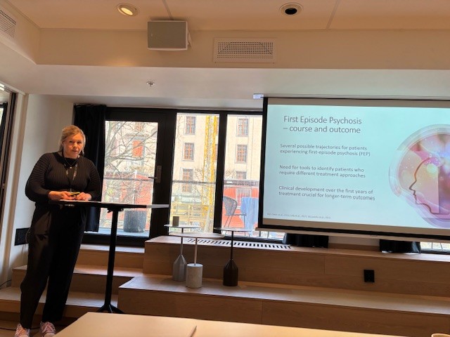 En person som står foran en projektorskjerm