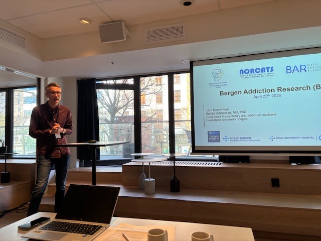 En person som står foran en projektorskjerm