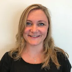 En kvinne med blondt hår