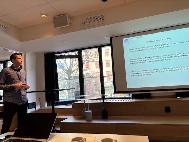 En person som står foran en projektorskjerm