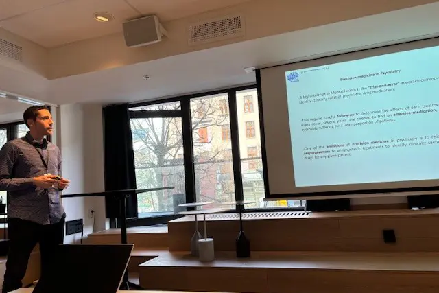 En person som står foran en projektorskjerm