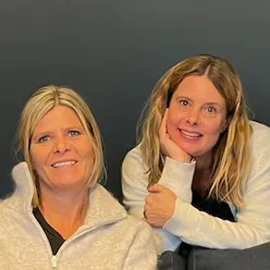 Et par kvinner som smiler