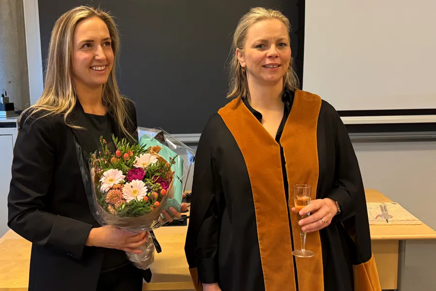 Et par kvinner som holder vinglass