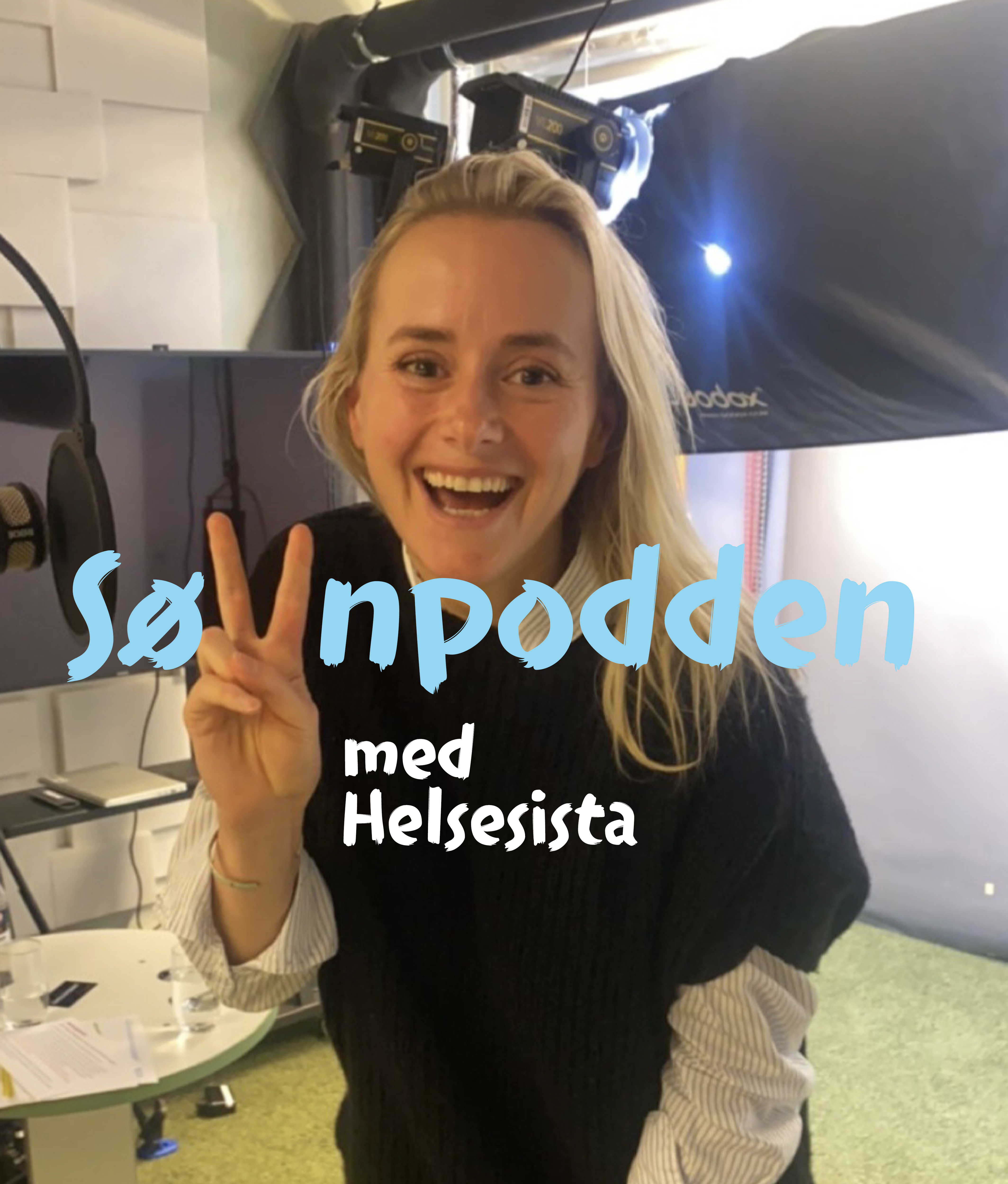 En person som holder opp et fredstegn