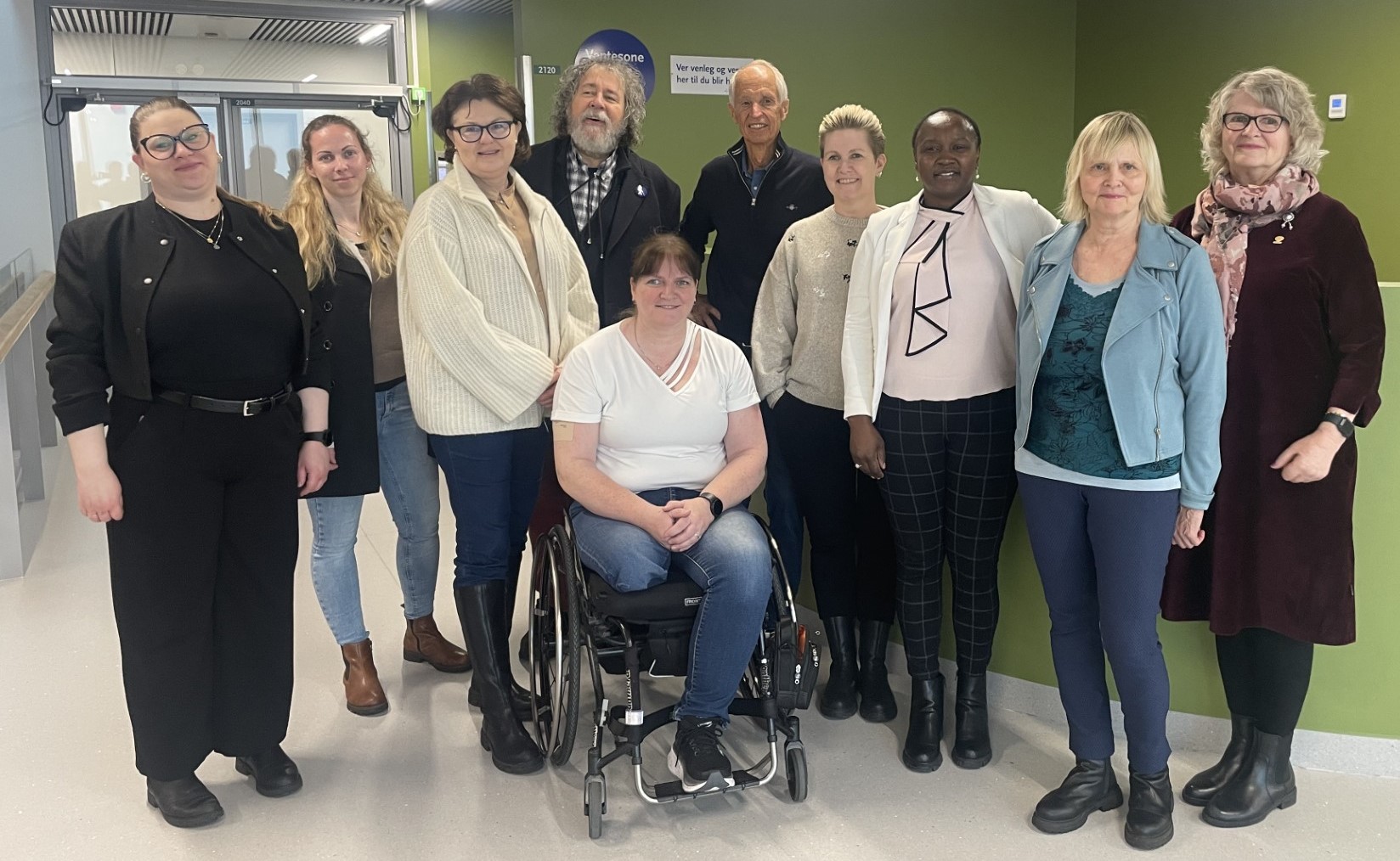 En gruppe mennesker som poserer for et bilde