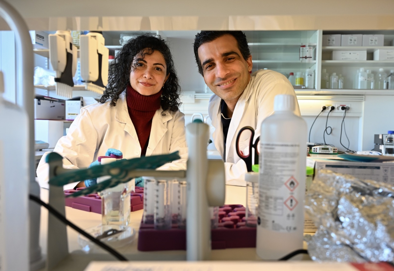 En mann og en kvinne i et laboratorium
