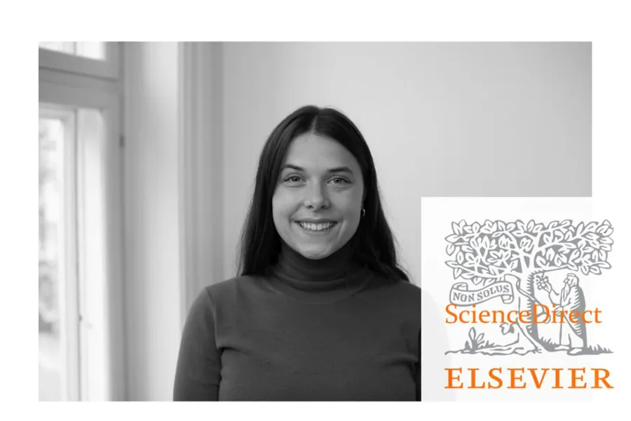 En kvinne som smiler til kameraet