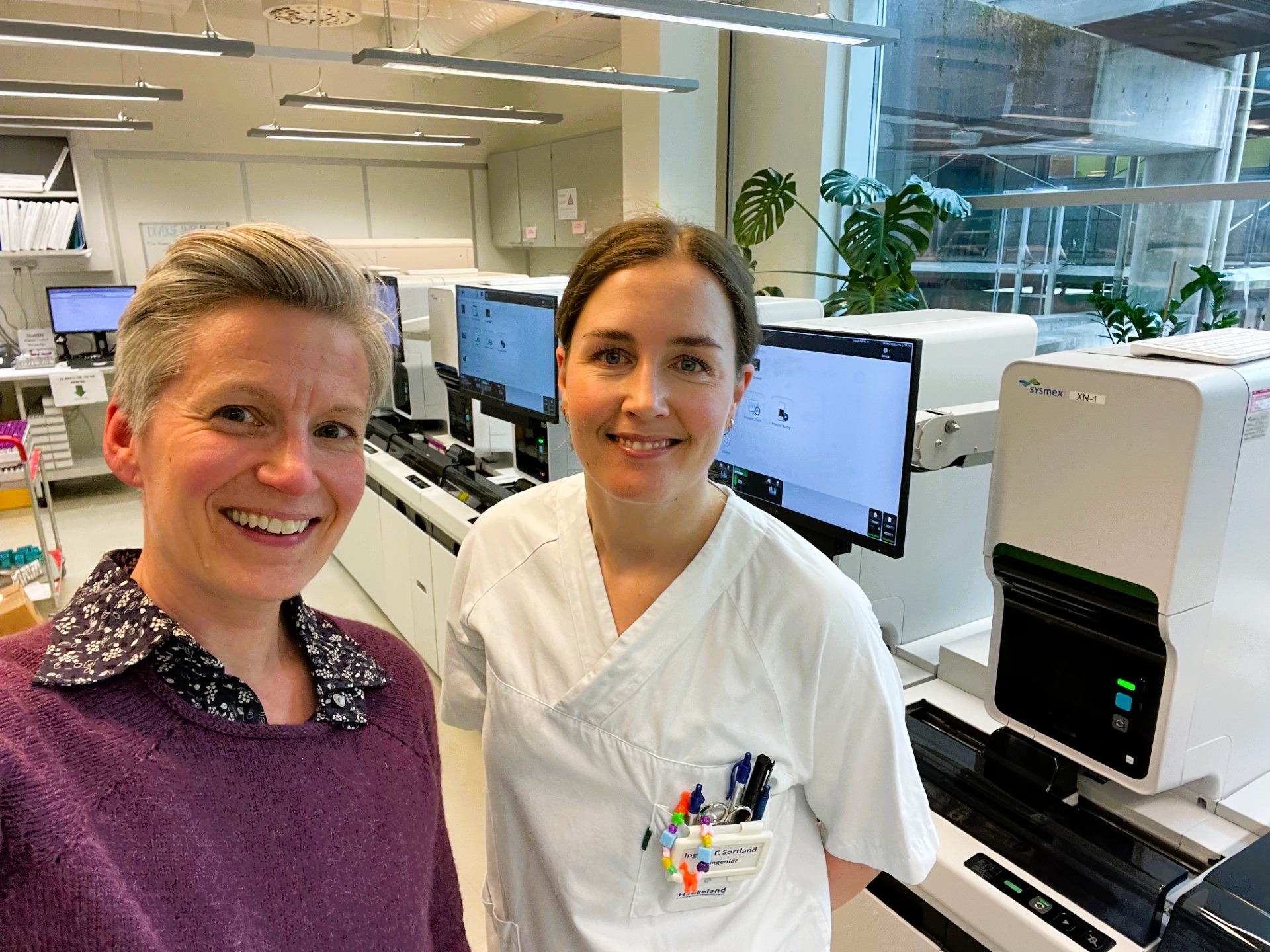 to kvinner på et laboratorium
