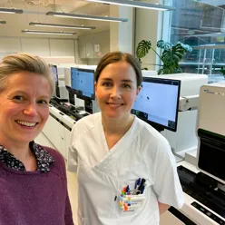 to kvinner på et laboratorium