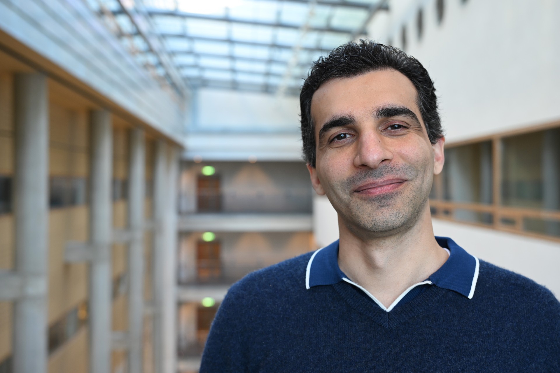 En mann som smiler til kameraet