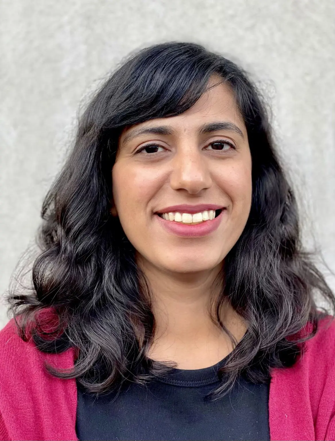 En kvinne som smiler til kameraet