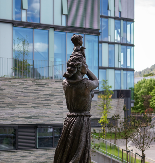 En statue av en person som holder en baby