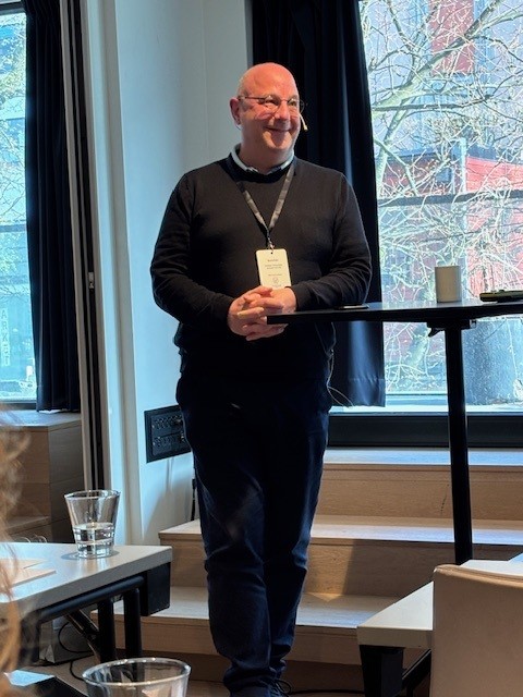 En person som holder et kort