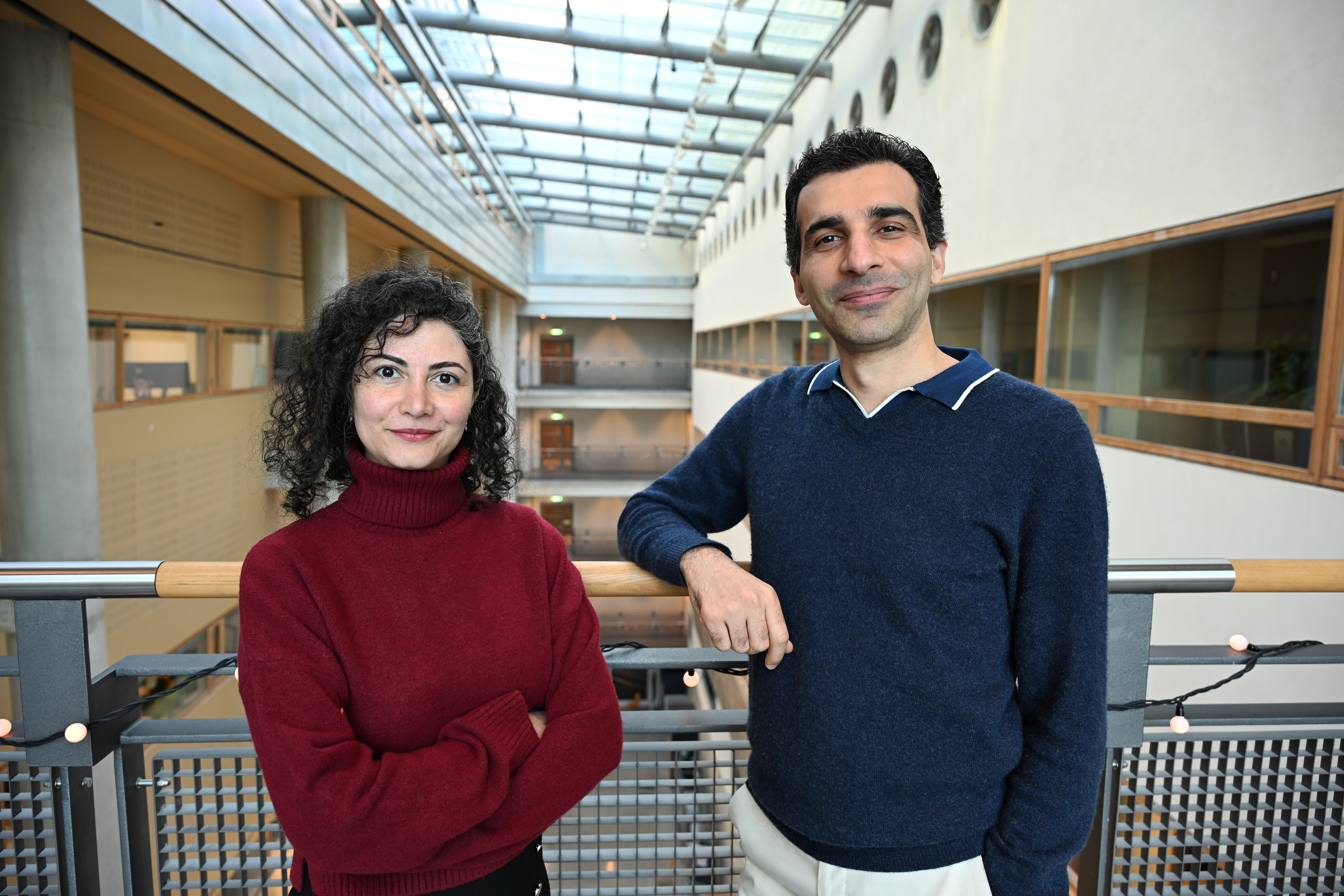 En kvinne og en mann smiler til kamera