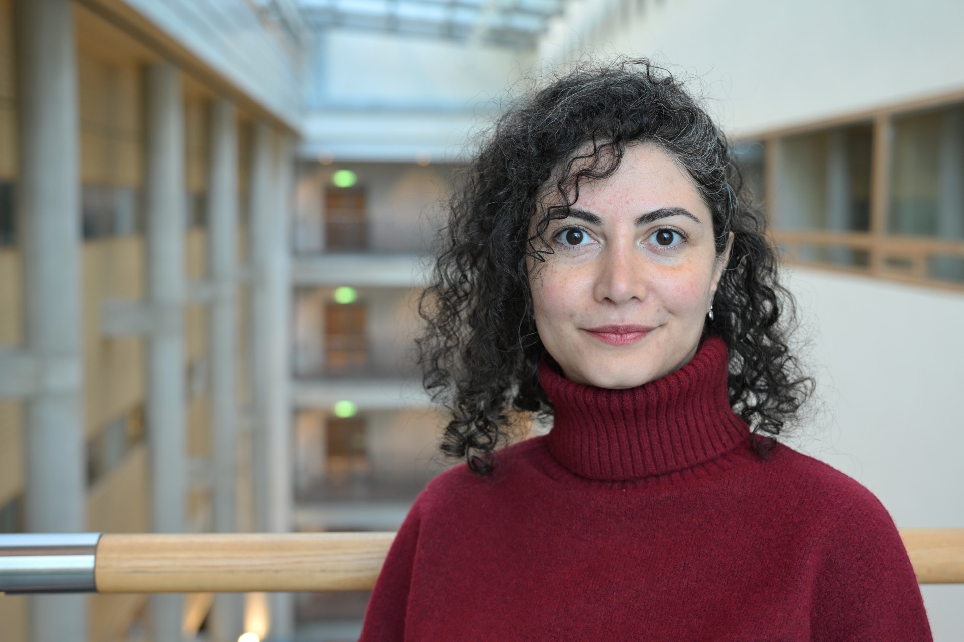 En kvinne med rød genser