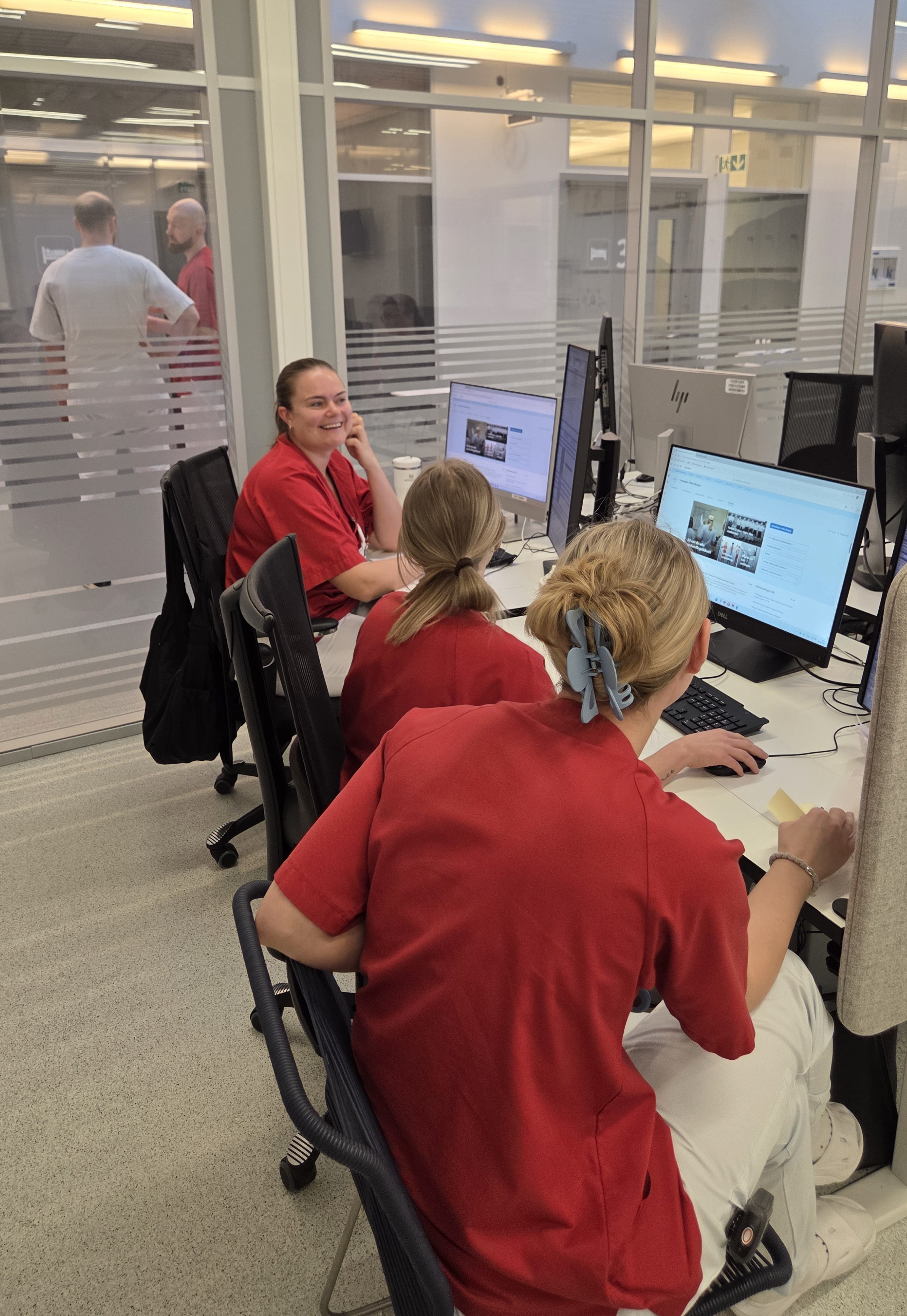 Folk som sitter ved datamaskiner