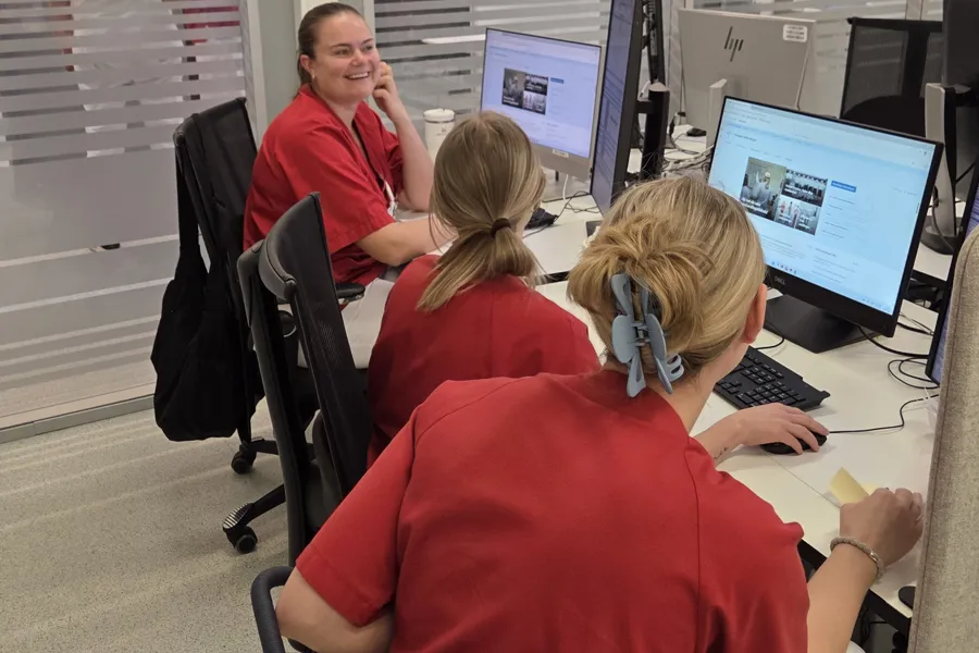 Folk som sitter ved datamaskiner
