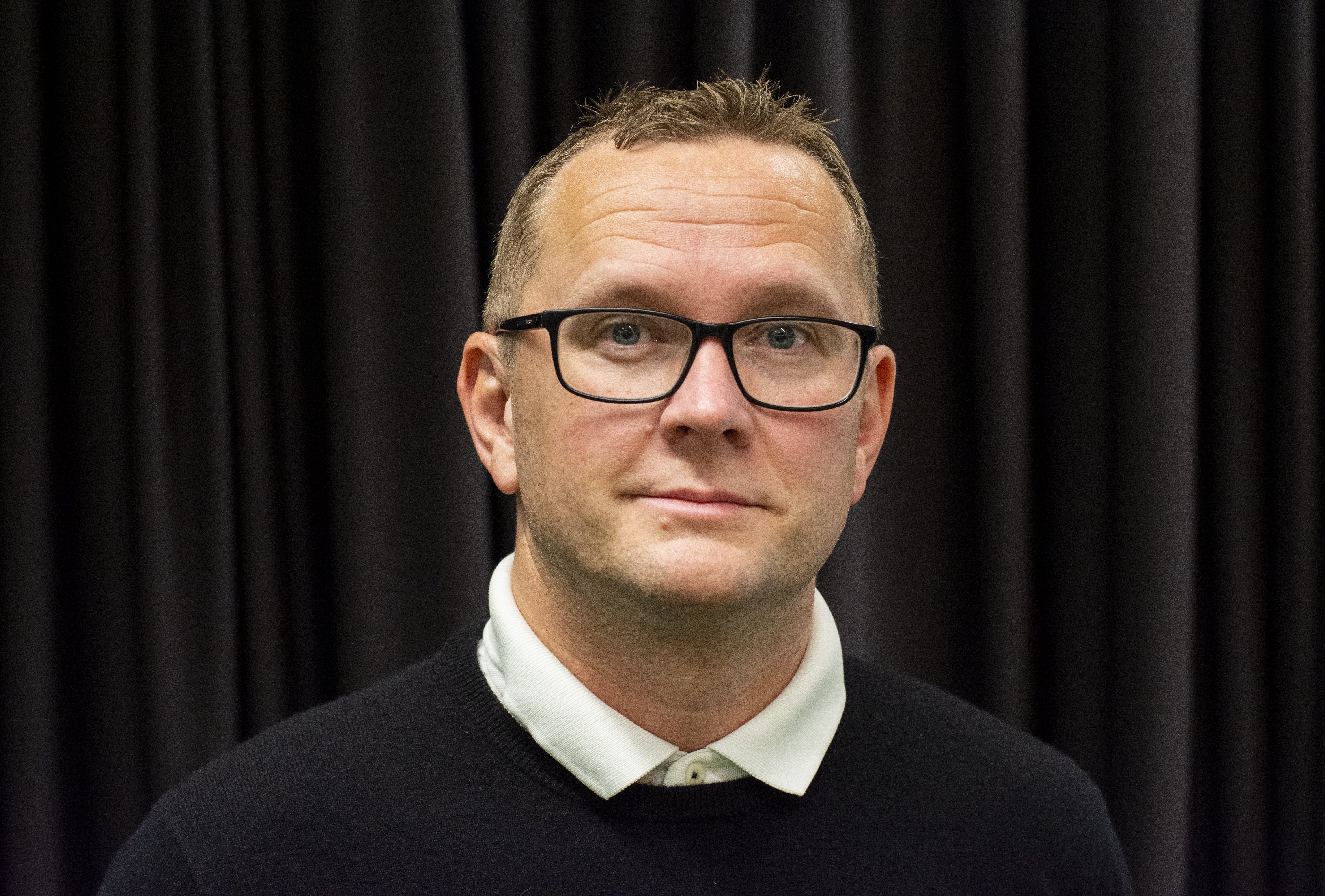 Portrett av mann med briller